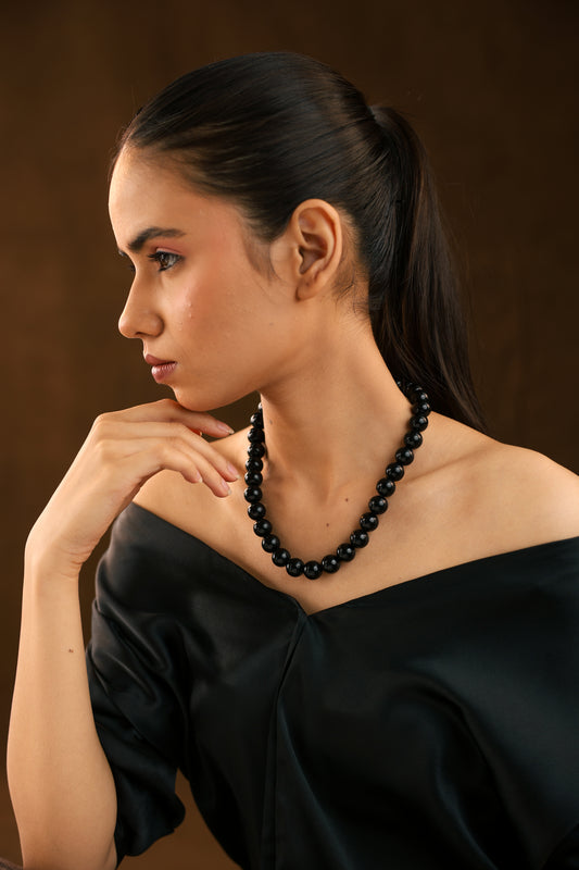 Dark Elegance: Bold Black Pearl Choker
