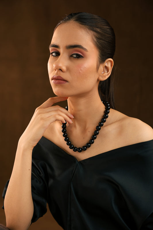 Dark Elegance: Bold Black Pearl Choker
