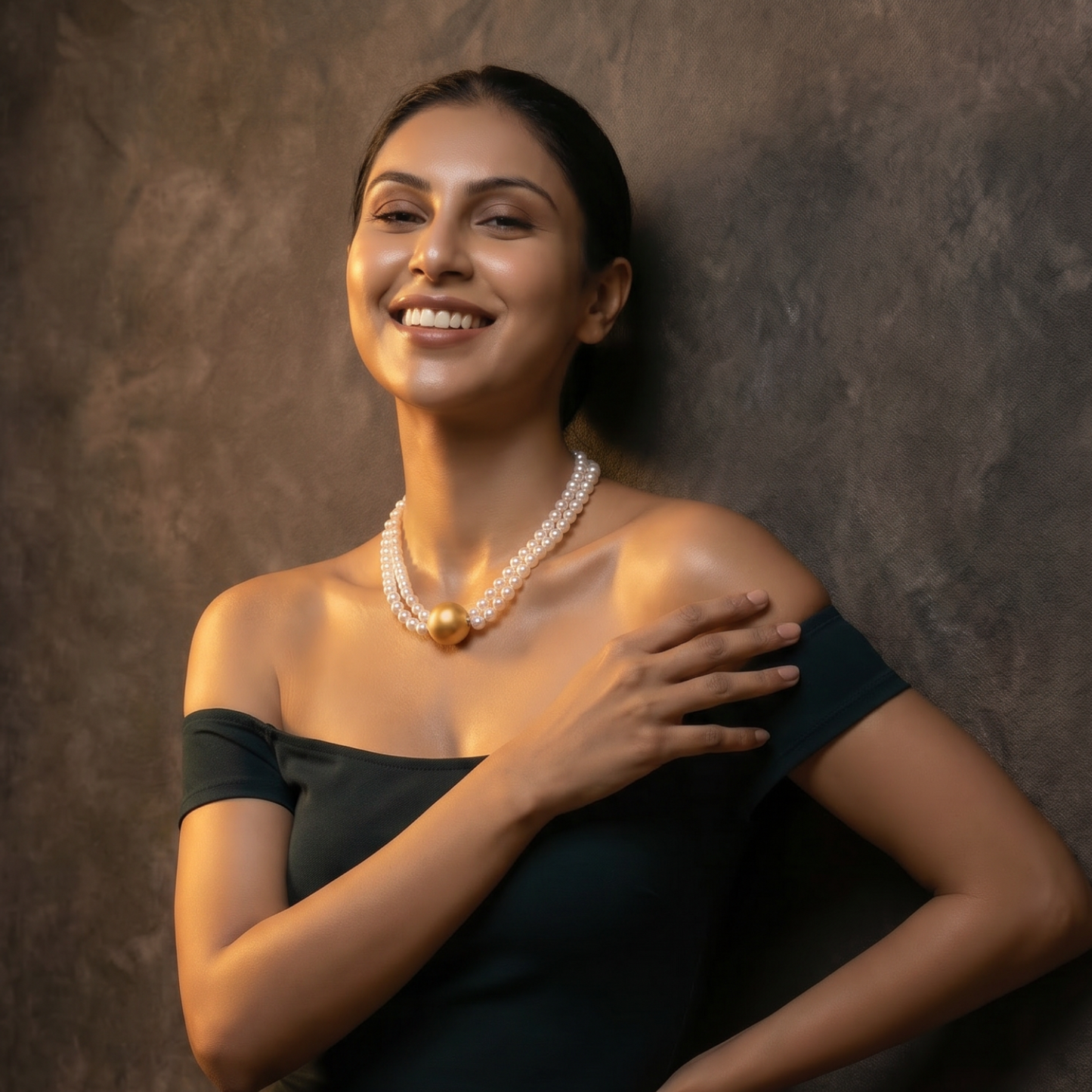 Bold Pearl Choker with Matte Gold Center