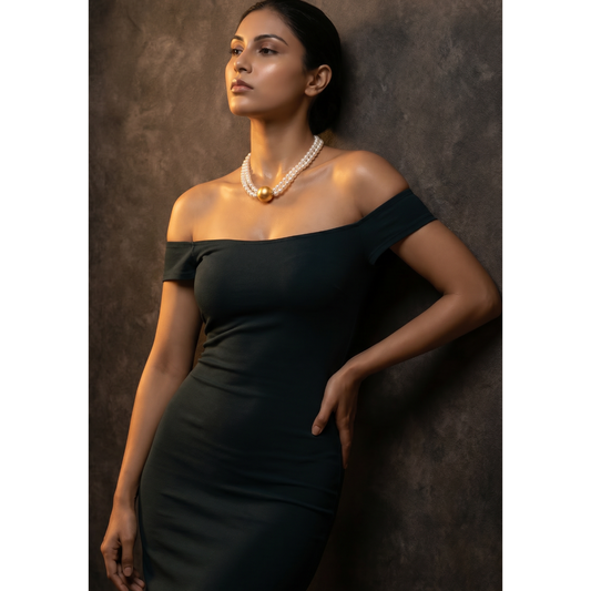 Bold Pearl Choker with Matte Gold Center