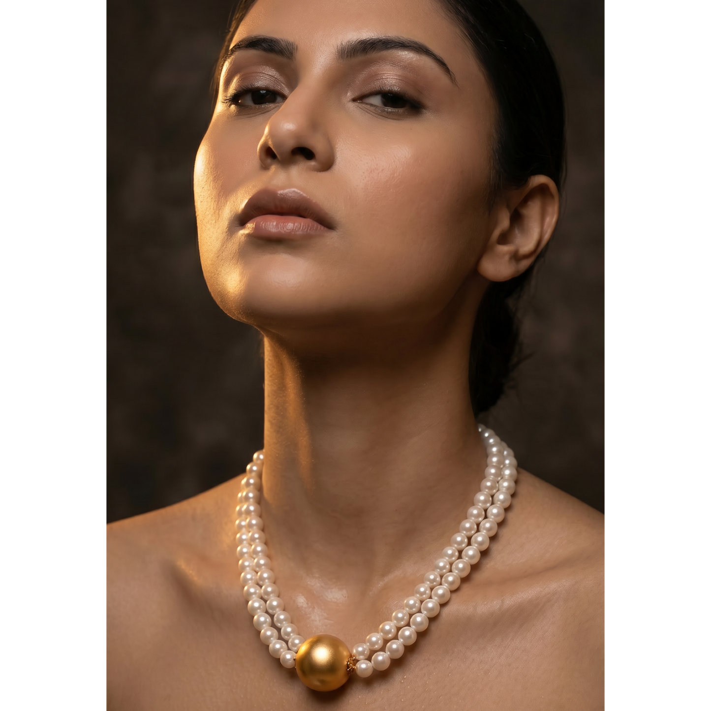 Bold Pearl Choker with Matte Gold Center