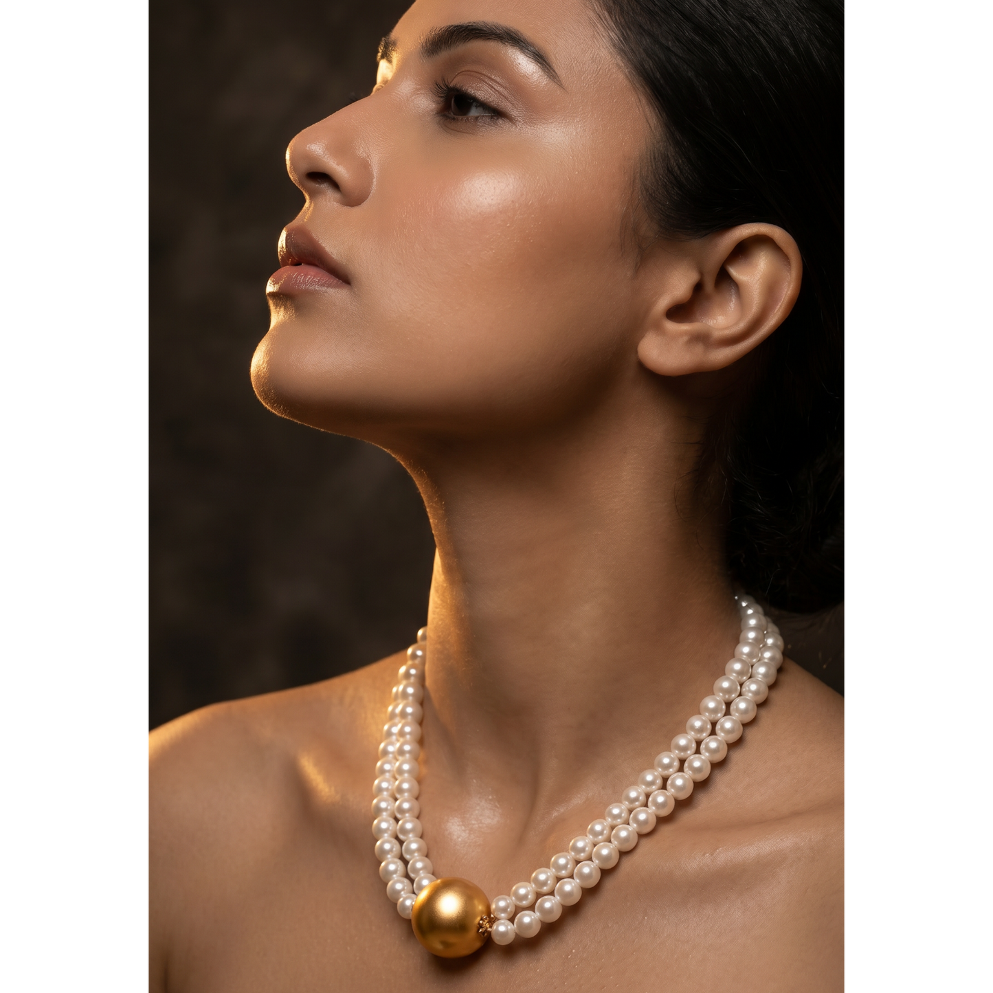 Bold Pearl Choker with Matte Gold Center